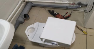 Установка напольного унитаза в Учалах: монтаж под ключ от СантехДомЧлы от 5146 рублей.